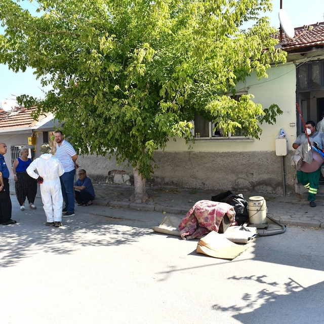 Eskişehir'de apartman dairesinden 2,6 ton çöp çıkarıldı