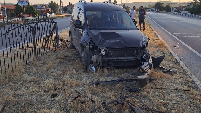 Afyonkarahisar'da demir korkuluklara çarpan hafif ticari araçtaki 4 kişi yaralandı