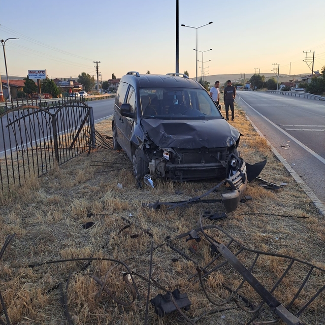 Afyonkarahisar'da demir korkuluklara çarpan hafif ticari araçtaki 4 kişi ya...