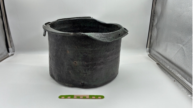 Pergamon Antik Kenti'nde yaklaşık 1400 yıllık bronz kazan günyüzüne çıkarıldı