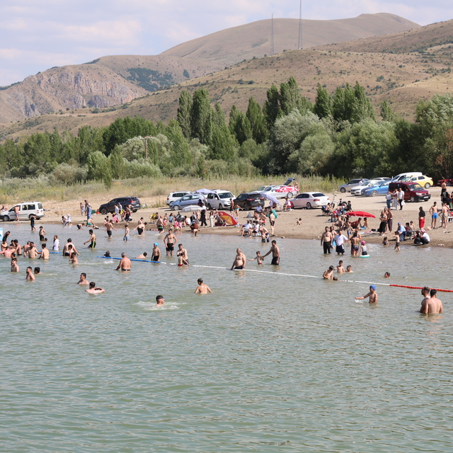 Bayburt'ta sıcaktan bunalanlar Çoruh Nehri'nde serinliyor
