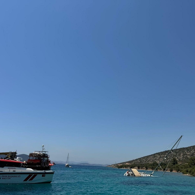 Bodrum'da kayalıklara sürttükten sonra karaya oturan yelkenli için kurtarma...