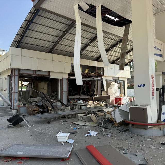 Özalp Kaymakamı Bulut, patlamanın yaşandığı akaryakıt istasyonunda inceleme...