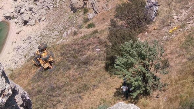 Freni çekilmeyen greyder, otomobili uçuruma sürükledi: 1 ölü, 1 yaralı