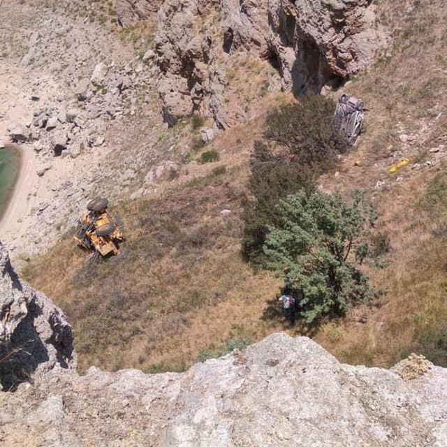 Freni çekilmeyen greyder, otomobili uçuruma sürükledi: 1 ölü, 1 yaralı