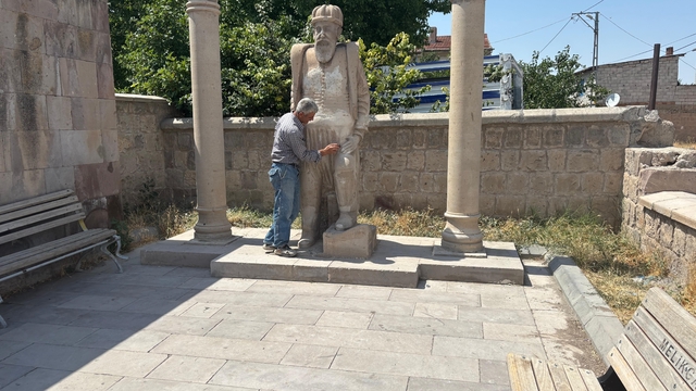 Mimar Sinan'ın doğup büyüdüğü mahallede heykeline zarar verildi (2)