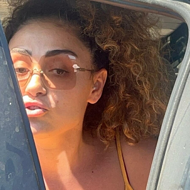 Şarkıcı Dilan Çıtak aracını polisin üzerine sürdü; havaya ateş açılarak dur...