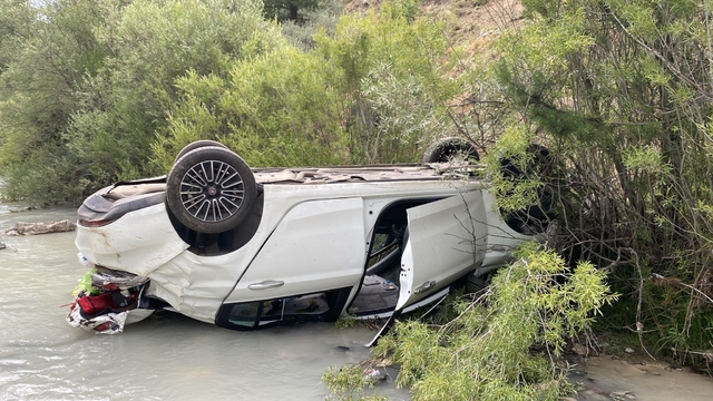 Erzincan'da dereye devrilen otomobildeki 4 kişi yaralandı