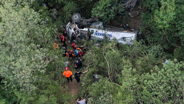Bursa'da orman yangını bölgesine su taşıyan tankerin devrilmesi sonucu 1 kişi öldü
