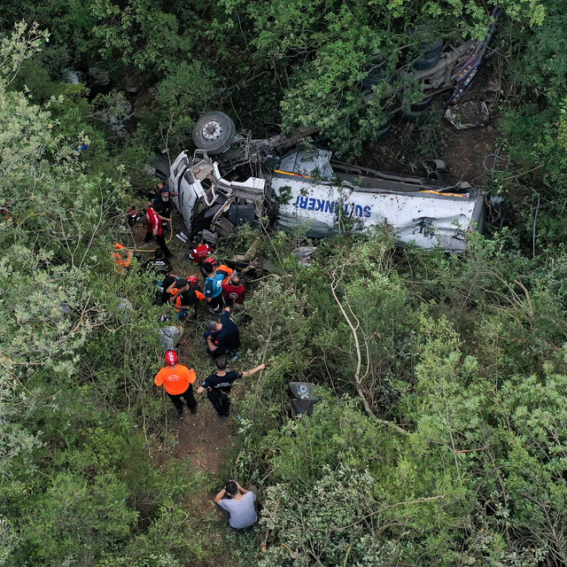 Bursa'da orman yangını bölgesine su taşıyan tankerin devrilmesi sonucu 1 ki...