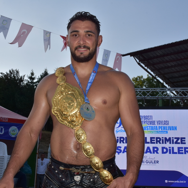 Perşembe Yaylası Yağlı Güreş ve Kültür Festivali'nde başpehlivan Mustafa Ta...