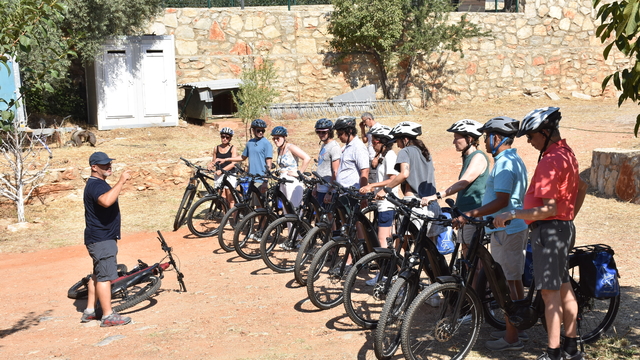 Bodrum'a kruvaziyerle gelen turistler, bisiklet turunda doğayla iç içe vakit geçiriyor