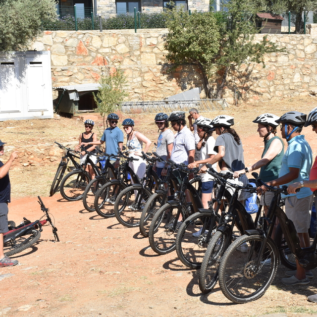 Bodrum'a kruvaziyerle gelen turistler, bisiklet turunda doğayla iç içe vaki...