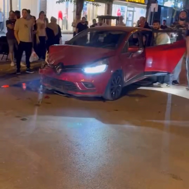 3 otomobilin karıştığı zincirleme kazada 4 kişi yaralandı