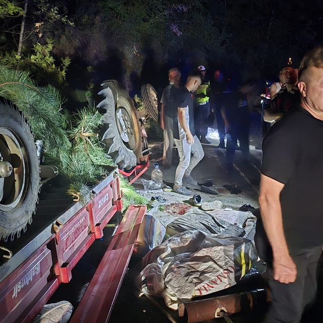 Sakarya'da devrilen traktördeki 10 kişi yaralandı