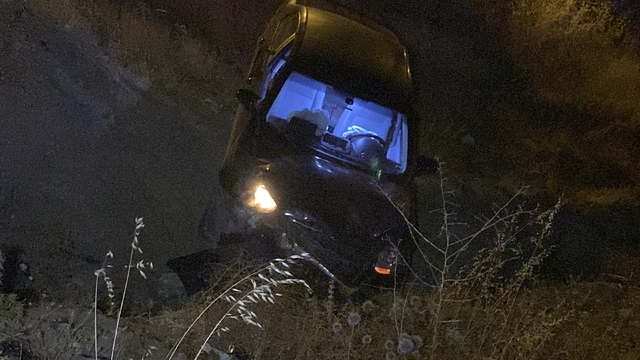 Elazığ'da şarampole düşen otomobildeki 5 kişi yaralandı