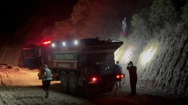 Manisa'da orman yangını büyümeden söndürüldü