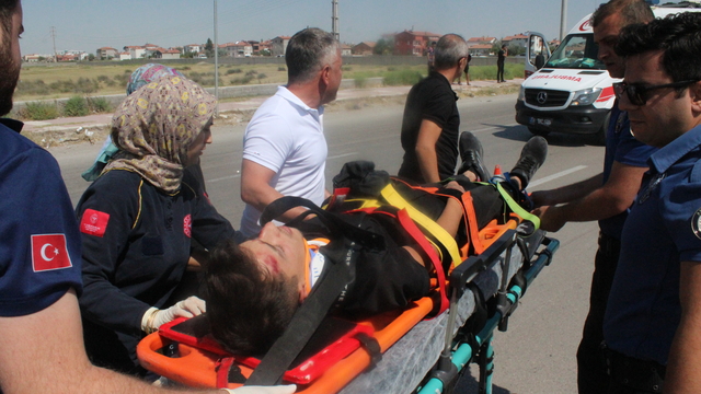 Polise motosikleti ile çarpan ehliyetsiz sürücü tutuklandı