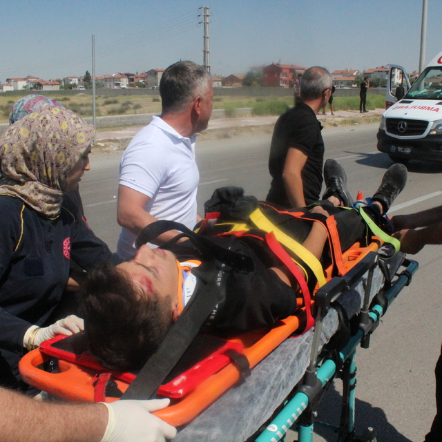 Polise motosikleti ile çarpan ehliyetsiz sürücü tutuklandı