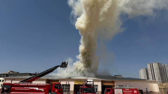 Gaziantep'te lisenin atölyesinde çıkan yangına müdahale ediliyor