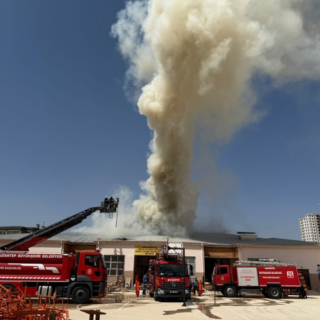 Gaziantep'te lisenin atölyesinde çıkan yangına müdahale ediliyor