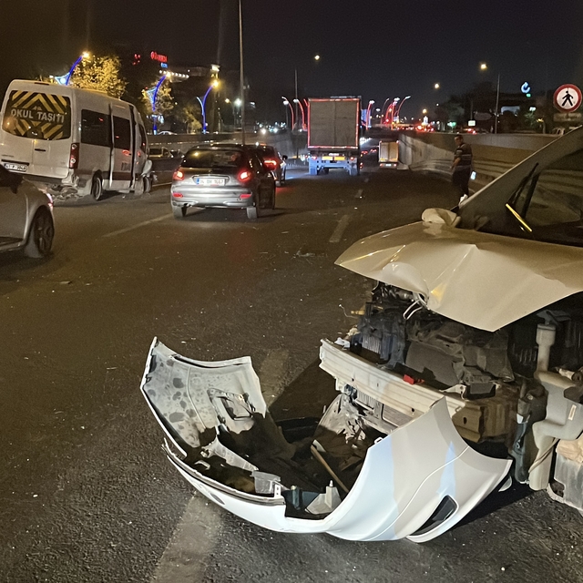 Servis minibüsü, sağ şeritte duran araca çarptı: 2 yaralı