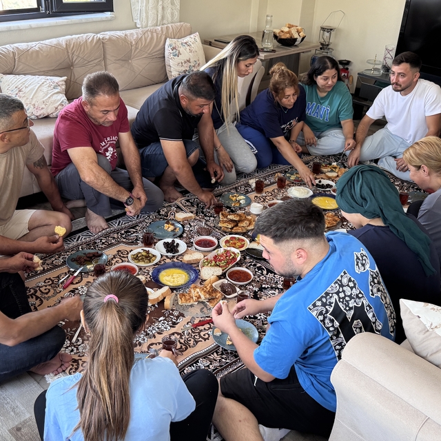 Depremzede aileler, enkazda kendilerine yardım eli uzatan madenciye misafir...