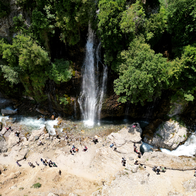 Kar ve buzullardan beslenen Kapuzbaşı Şelaleleri, sıcaktan kaçanları ağırlı...