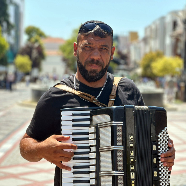 Sokak müzisyeninden 'Gölgede bile pişiyorum' şarkısı
