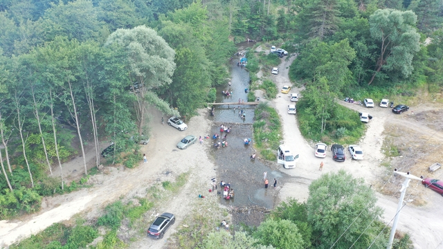 Bolu'da sıcaktan bunalanlar Abant Deresi'nde serinledi