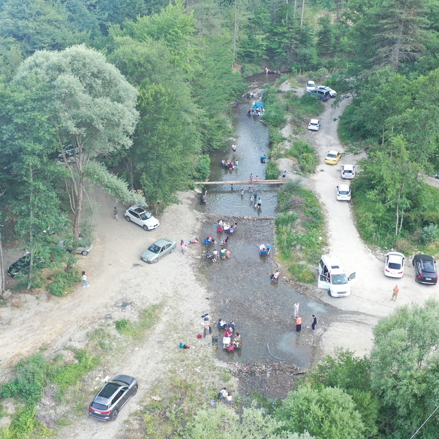 Bolu'da sıcaktan bunalanlar Abant Deresi'nde serinledi