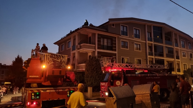 Yalova'da yangın çıkan binanın balkonundan atlayan kişi yaralandı