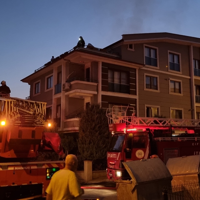 Yalova'da yangın çıkan binanın balkonundan atlayan kişi yaralandı