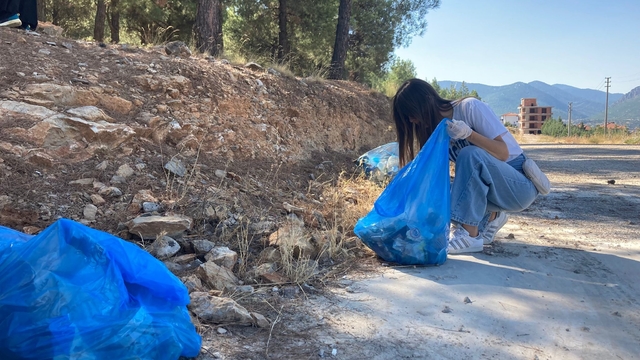 Burdur'da gönüllü vatandaşlar çevre temizliği yaptı