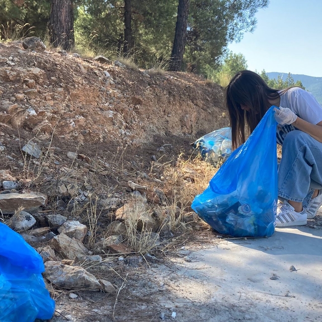 Burdur'da gönüllü vatandaşlar çevre temizliği yaptı