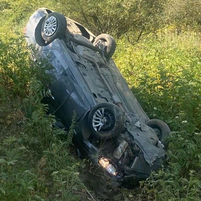 Lastiği patlayan otomobil, şarampole yuvarlandı: 1 yaralı