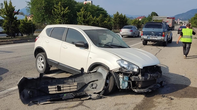 Giresun'da minibüs ile otomobilin çarpıştığı kazada 13 kişi yaralandı