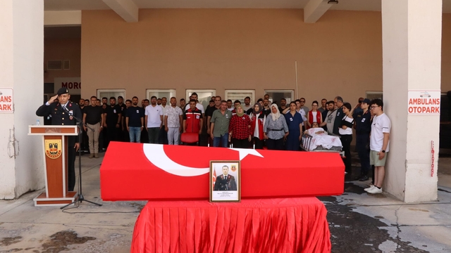 Kazada hayatını kaybeden astsubay eşi için düzenlenen törene sedye ile getirildi