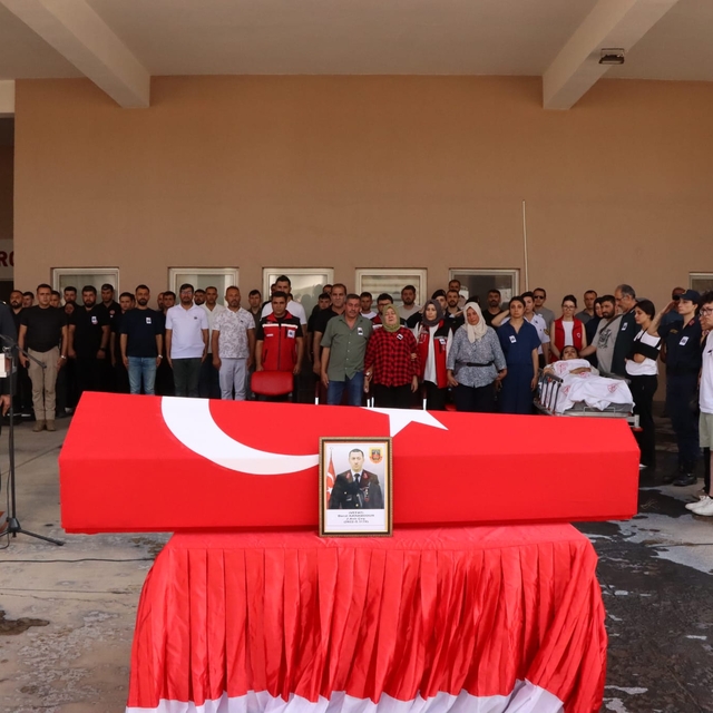 Kazada hayatını kaybeden astsubay eşi için düzenlenen törene sedye ile geti...