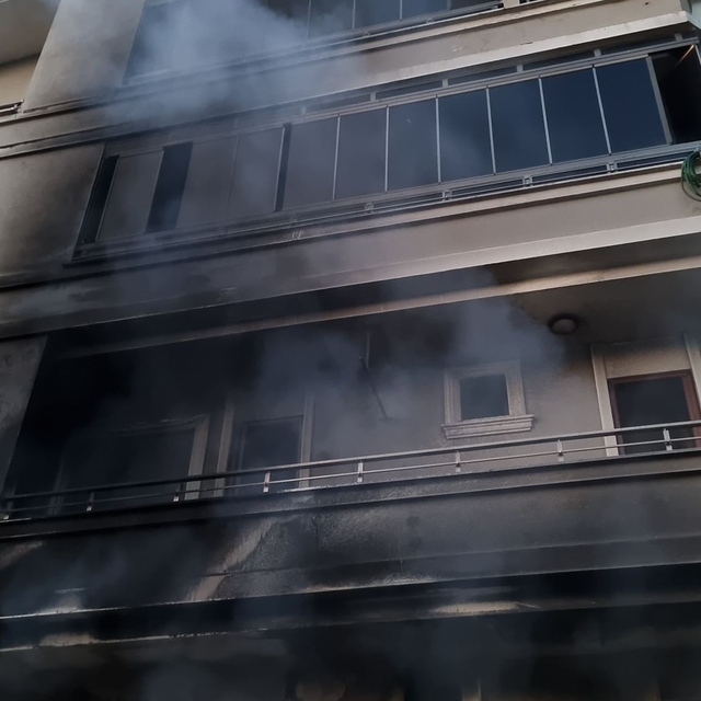 Binada çıkan yangında 2'nci katın balkonundan düşüp yaralandı