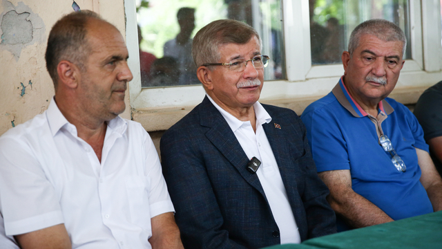 Gelecek Partisi Genel Başkanı Davutoğlu, Bursa'daki orman yangınından etkilenen mahalleyi ziyaret etti