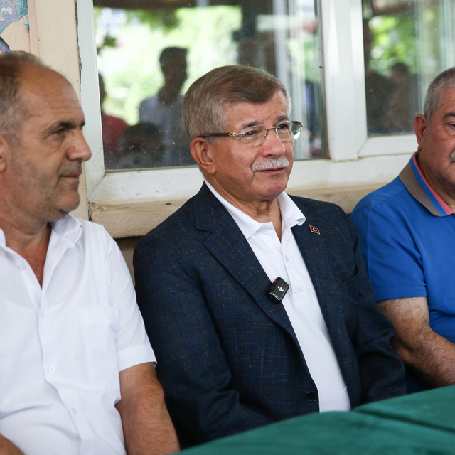 Gelecek Partisi Genel Başkanı Davutoğlu, Bursa'daki orman yangınından etkil...