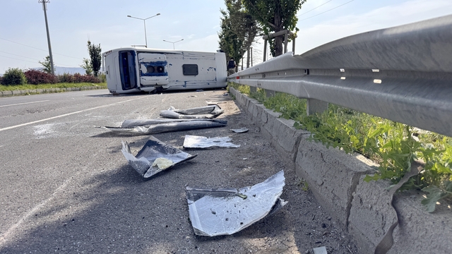 Erzurum'da askeri personel servisinin devrilmesi sonucu 13 kişi yaralandı
