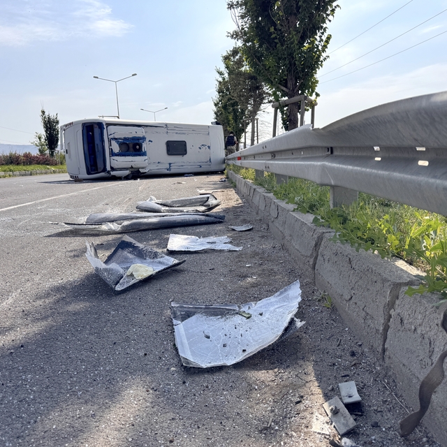 Erzurum'da askeri personel servisinin devrilmesi sonucu 13 kişi yaralandı