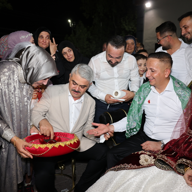 Pozantı Belediye Başkanı Ali Avan belediye personeli çiftin nikahını kıydı