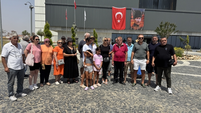 Tekirdağ'da su sorunu yaşayan vatandaşlar Büyükşehir Belediyesi önünde eylem yaptı