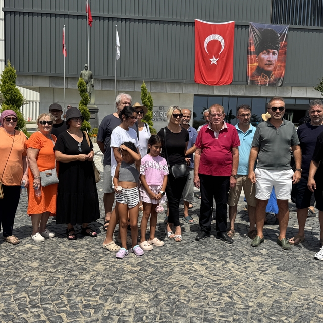 Tekirdağ'da su sorunu yaşayan vatandaşlar Büyükşehir Belediyesi önünde eyle...