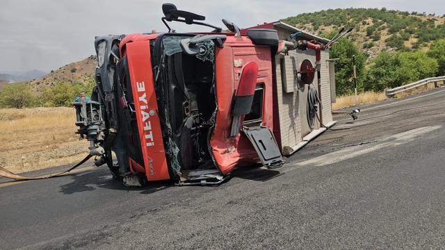 Diyarbakır'da yangına giden itfaiye aracı devrildi: 1'i ağır, 3 yaralı