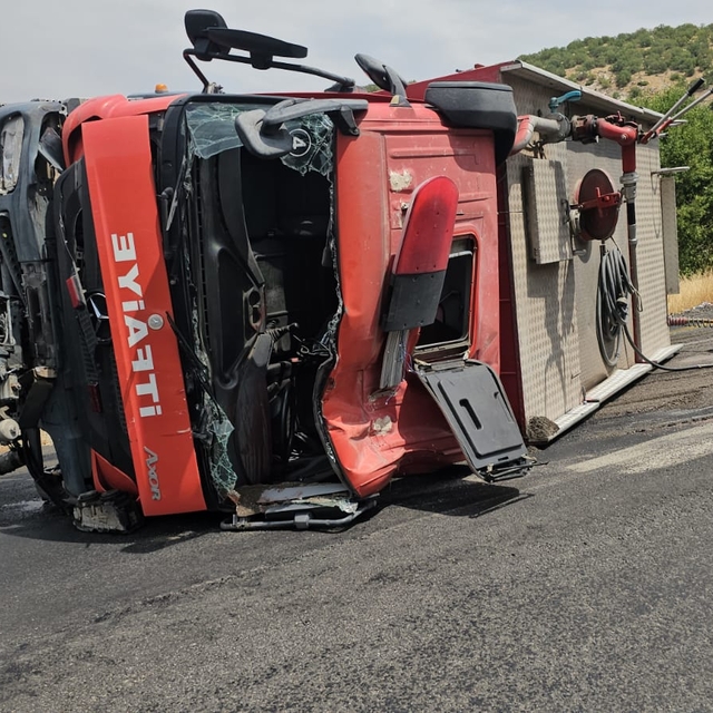 Diyarbakır'da yangına giden itfaiye aracı devrildi: 1'i ağır, 3 yaralı