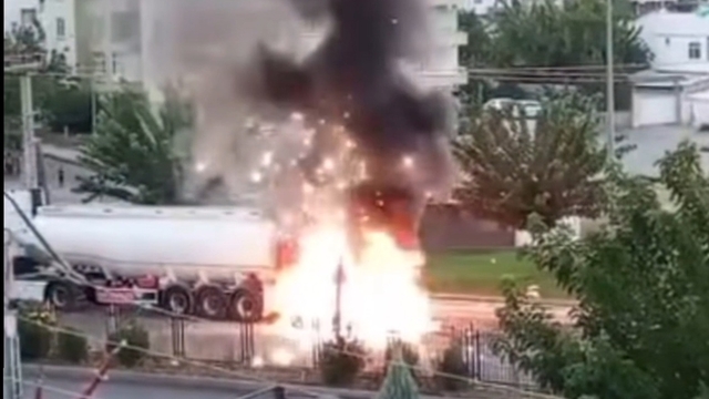 Tankere arkadan çarpıp alev alan otomobildeki patlama kamerada